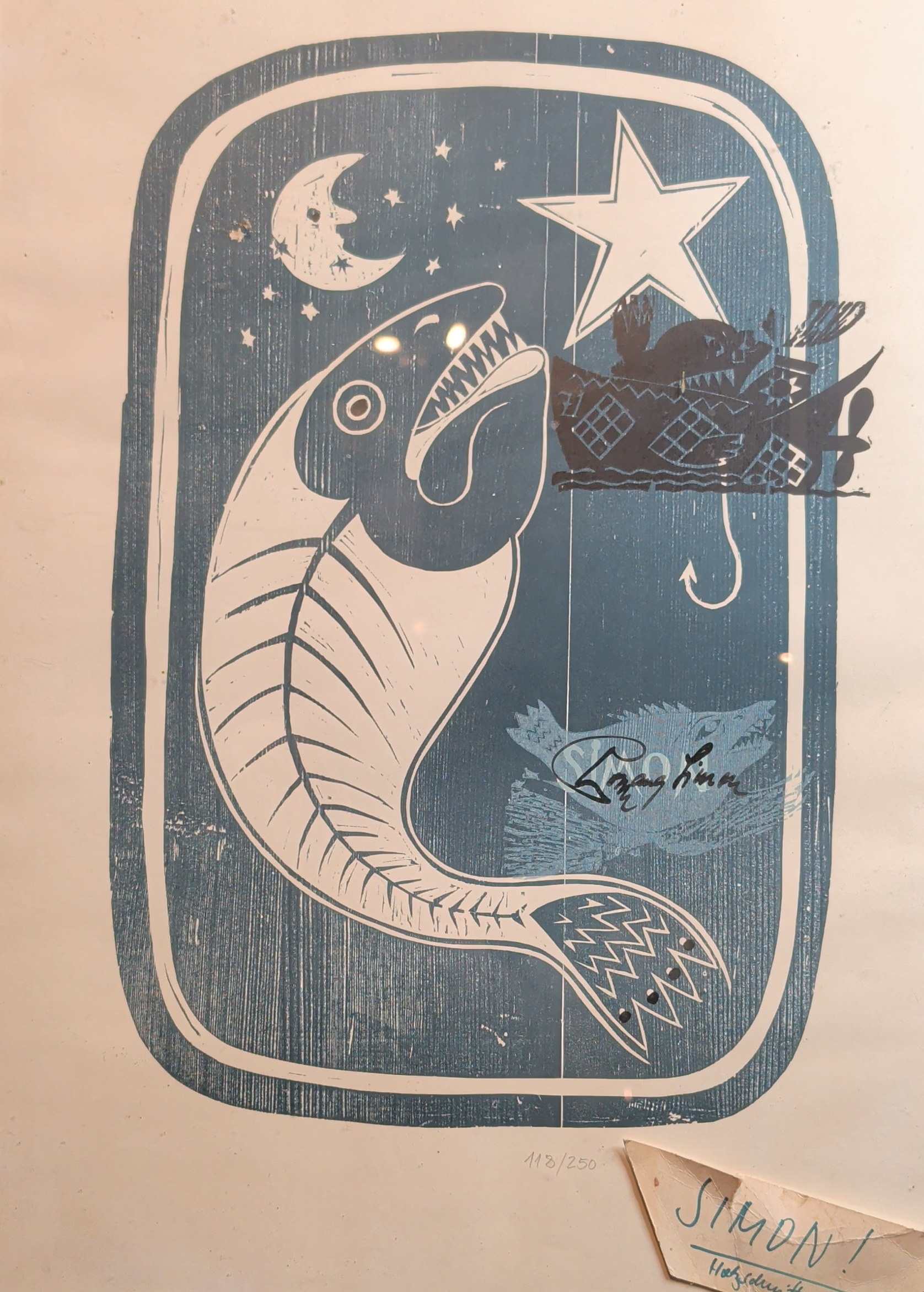 Wolfgang Simon, Großer Fisch mit Mond, Stern und Boot mit Angelhaken